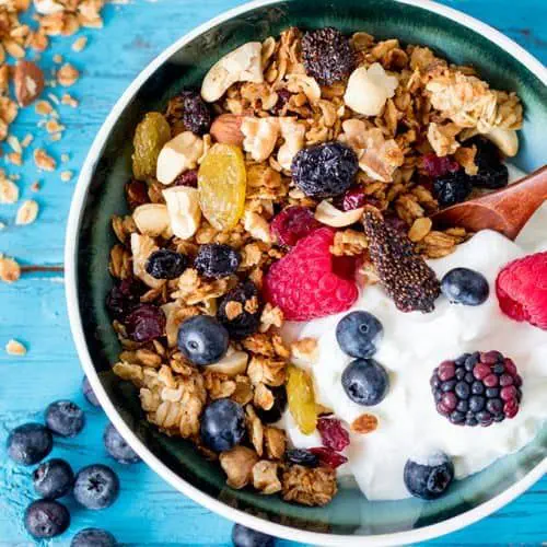 Iaurt cu mure și granola